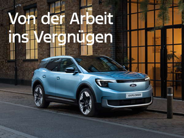 Blauer SUV am Straßenrand mit der Aufschrift „Von der Arbeit ins Vergnügen“ im Hintergrund.
