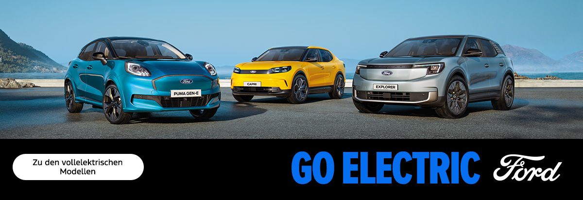 Vier Ford Elektrofahrzeuge stehen in einer Reihe, unter blauem Himmel. Schriftzug: 