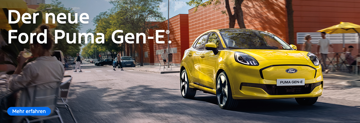 Der neue Ford Puma Gen-E fährt durch eine belebte Stadtstraße mit Cafés im Hintergrund.