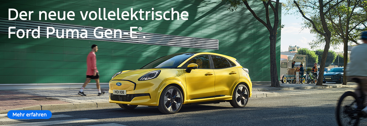 Der neue vollelektrische Ford Puma Gen-E auf einer Stadtstraße, umgeben von Passanten und Fahrrädern.