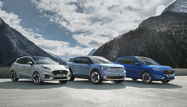 Drei Fahrzeuge von Ford, darunter ein SUV und zwei Kompaktwagen, stehen vor einer Berglandschaft.