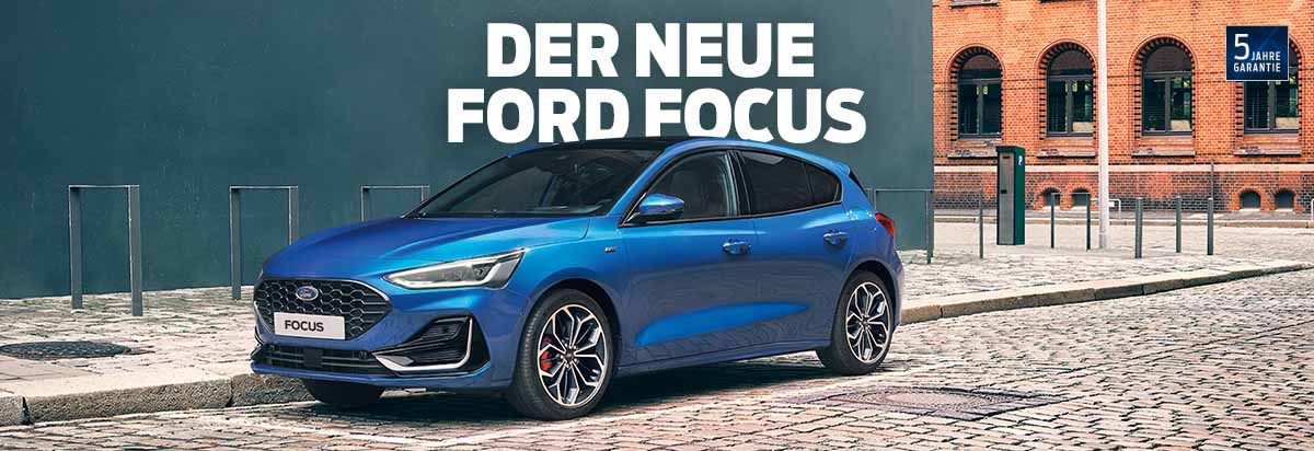 Der neue Ford Focus in Blau auf einer gepflasterten Straße vor einer Wand, mit Text: 