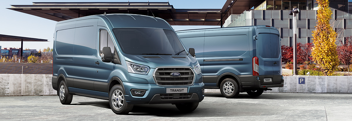 Zwei Ford Transit Transporter in blauer Farbe, draussen geparkt, moderner Hintergrund.
