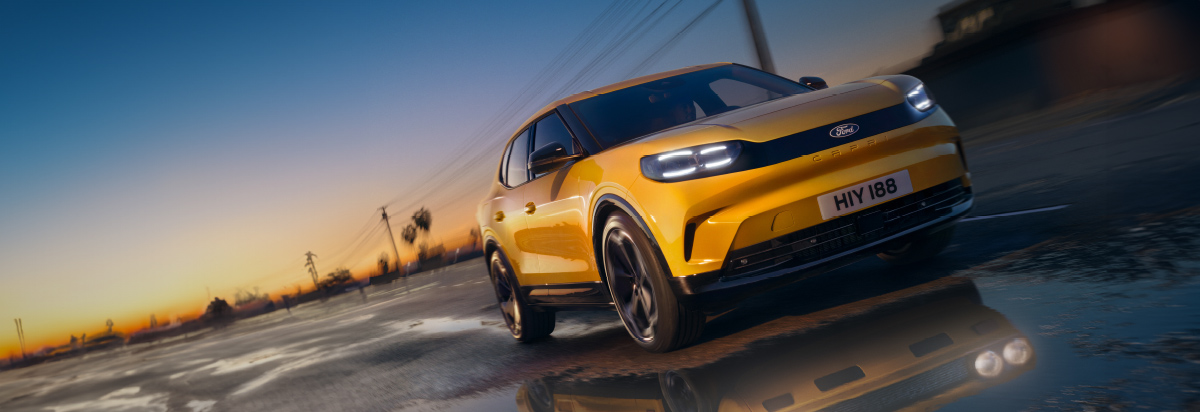 Ein gelbes Auto steht auf einer nassen Straße bei Sonnenuntergang, reflektiert im Wasser.