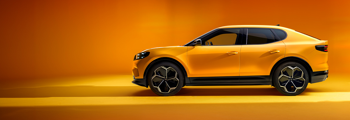 Seitenansicht eines modernen gelben Autos vor einem orangefarbenen Hintergrund, stilvoll und futuristisch.