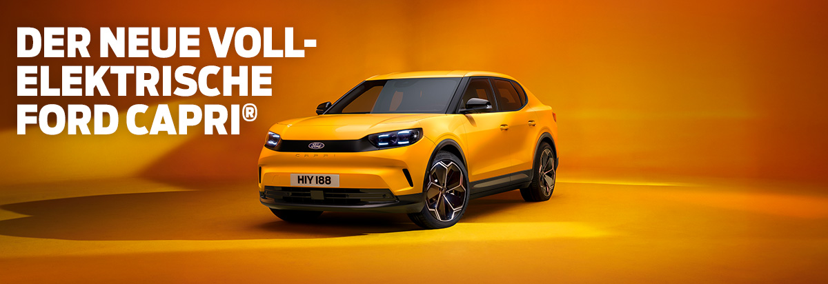 Der neue vollelektrische Ford Capri in Gelb vor einem orangefarbenen Hintergrund.