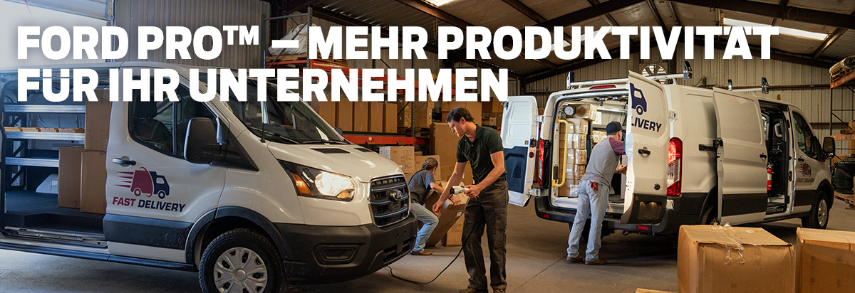 Ford Pro™ Fahrzeuge in einem Lager für mehr Produktivität im Unternehmensbereich von FAST DELIVERY.