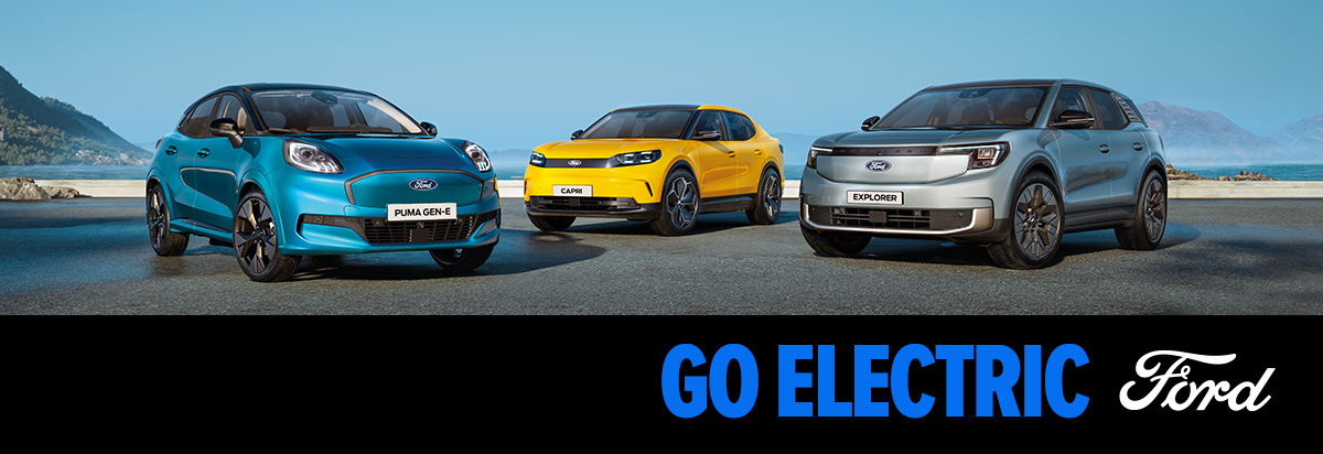 Vier Ford Elektroautos auf nasser Fahrbahn mit dem Slogan 'Go Electric' in blau.