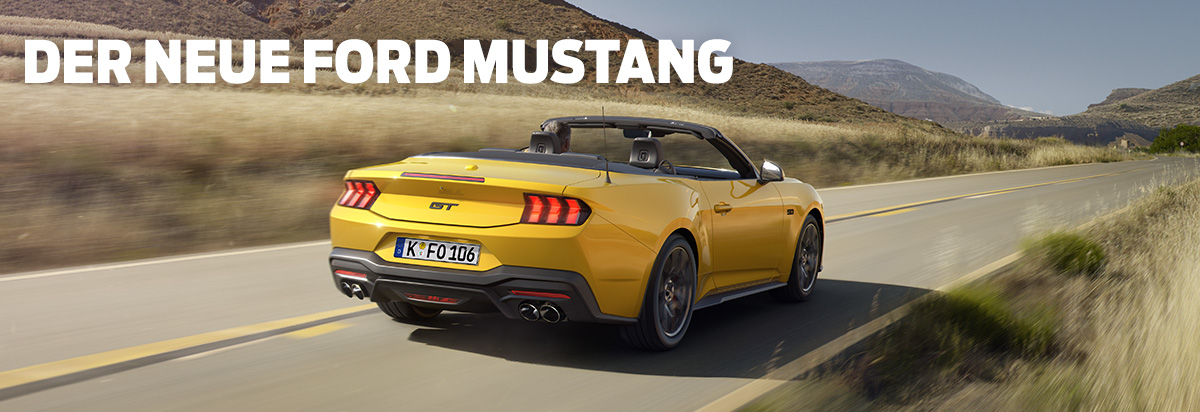 Gelber Ford Mustang GT fährt auf einer kurvenreichen Straße in der Natur. Ideal für Autofans und Sportwagenliebhaber.