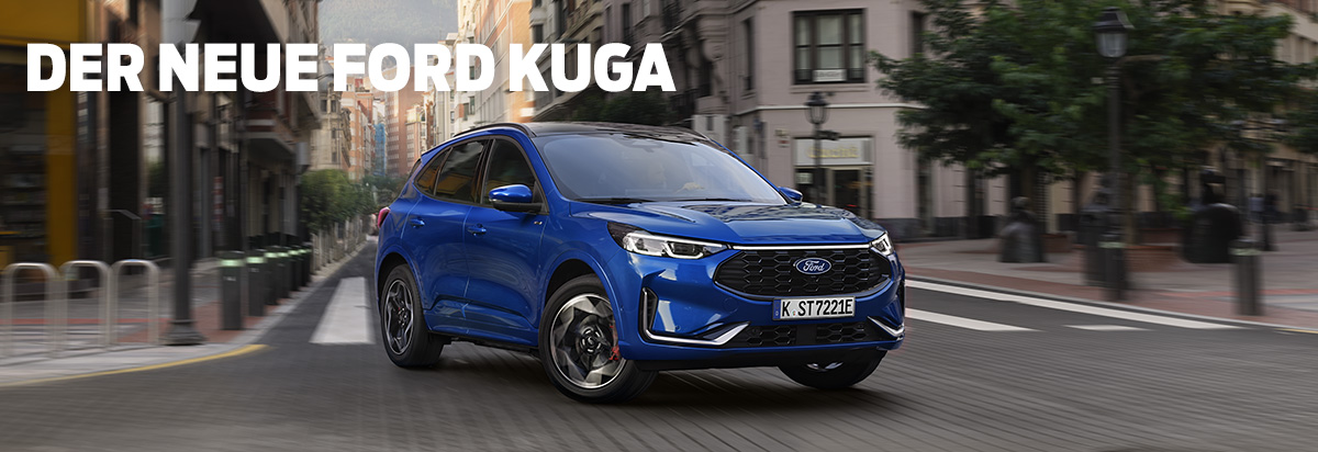 Der neue Ford Kuga fährt durch die Stadt, umgeben von modernen Gebäuden und Straßenlampen.