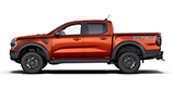 Seitenansicht eines orangefarbenen Pickup-Trucks mit robustem Design und großen Reifen.