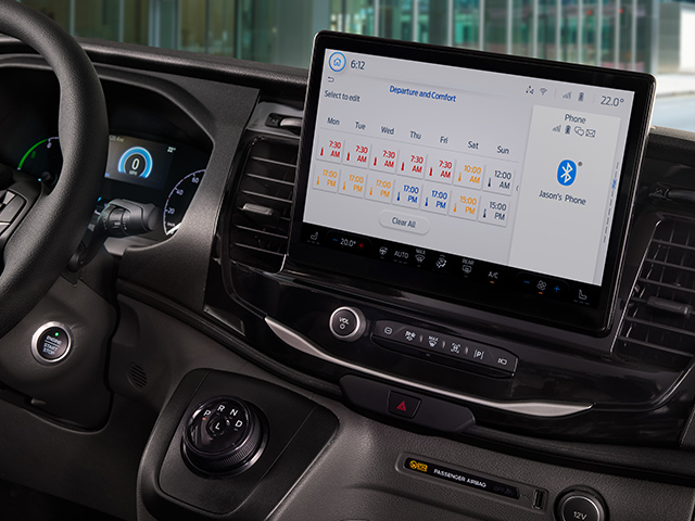 Innenraum eines Fahrzeugs mit Touchscreen für Abfahrt und Komfort sowie Bluetooth-Verbindung.