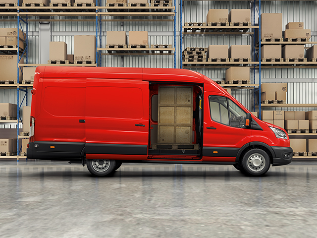 Roter Lieferwagen mit offenem Seitentor, vor Regalen mit Kartons in einem Lager.