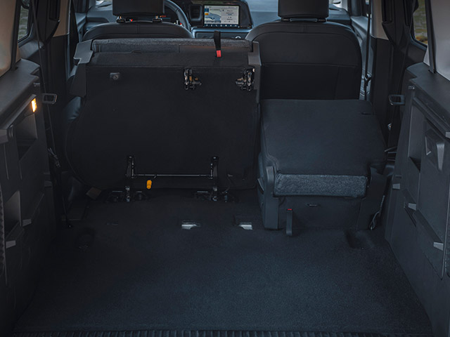 Blick auf den großzügigen Kofferraum eines SUVs mit umgeklappten Rücksitzen, ideal für den Transport von Gepäck.