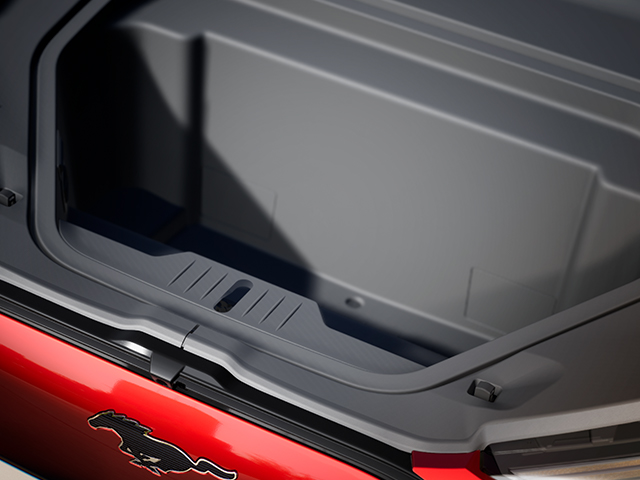 Innenansicht des Kofferraums eines Autos, in Rot, mit einem klaren, rechteckigen Stauraum.