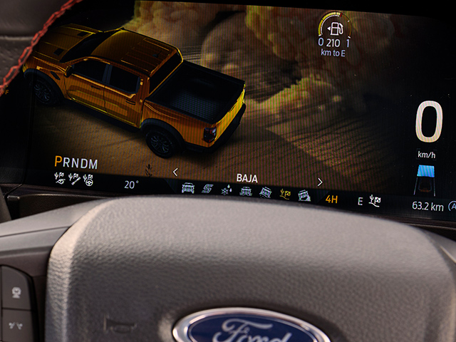 Fahrzeugmenü mit gelbem Truck, Geschwindigkeitsanzeige und Informationen zu Fahrmodus und Temperatur.