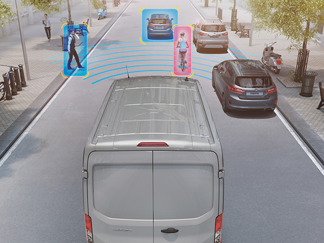 Ein Van erkennt Fußgänger, Radfahrer und Fahrzeuge auf der Straße mit Sensoren und visuellen Hinweisen.