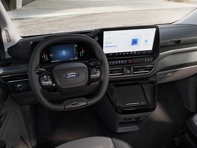 Innenansicht eines Ford-Fahrzeugs, mit einem modernen Armaturenbrett und einem großen Touchscreen-Display.